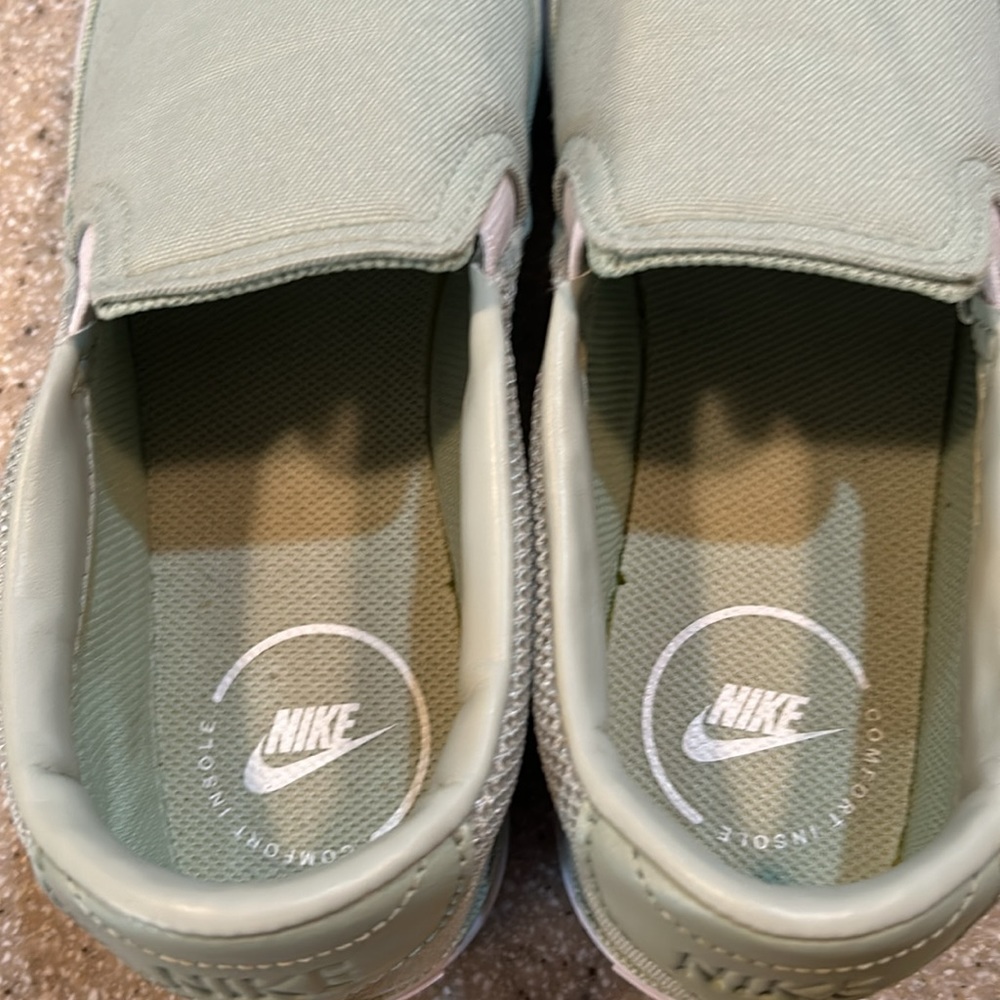 NWOB Nike slip on sneakers Size 7.5M. - Picture 9 of 9